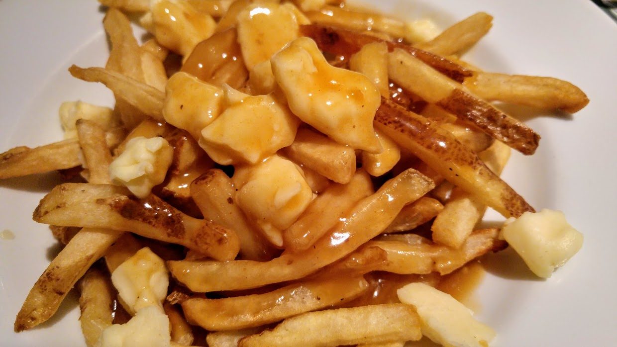 La poutine, plato típico que probar mientras decides qué ver en Quebec