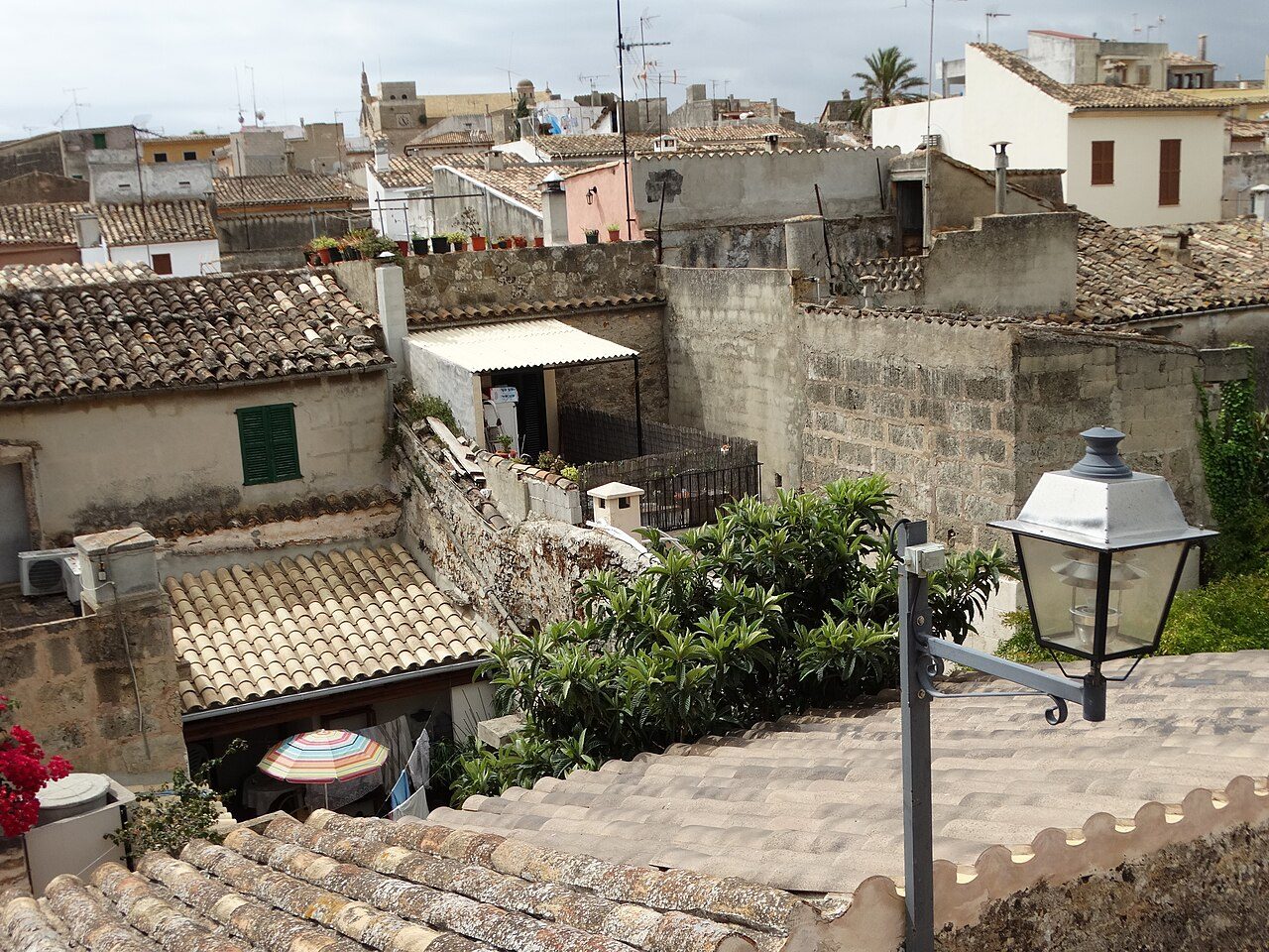 Las murallas medievales del casco histórico, lo primero que ver en Alcudia