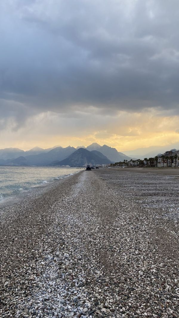 La costa de Antalya, con playas y acantilados a un paso del centro