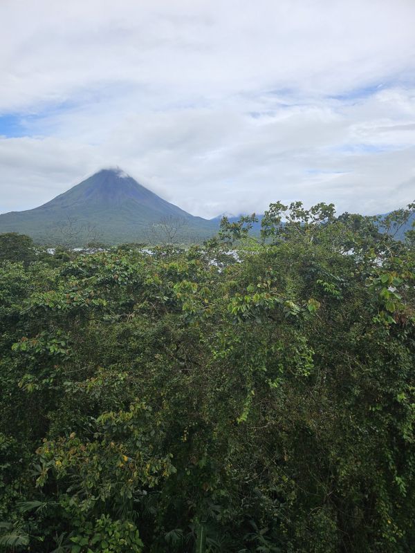 El volcán Arenal presidiendo el paisaje, la estampa más icónica de qué ver en La Fortuna.