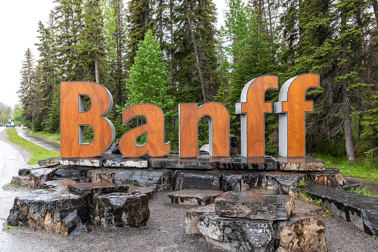 El pueblo de Banff con el monte Cascade al fondo, punto de partida para descubrir qué ver en Banff