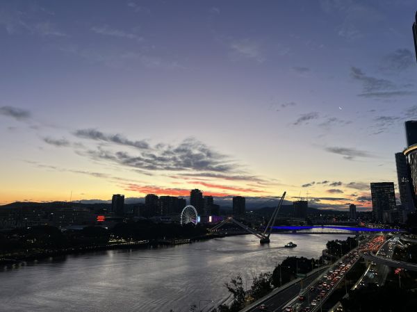 Atardecer sobre el skyline desde Kangaroo Point, el mejor mirador que ver en Brisbane al caer la tarde