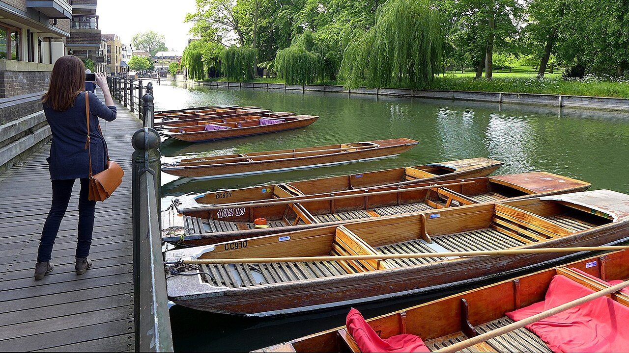 Hacer punting por el río Cam es uno de los planes imprescindibles que ver en Cambridge