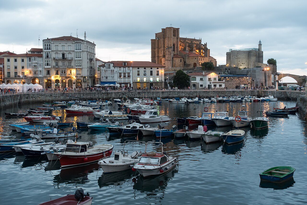 Panorámica del puerto, imagen imprescindible de qué ver en Castro Urdiales