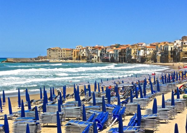 La playa de Cefalú junto al casco histórico, uno de los rincones que ver en Cefalú
