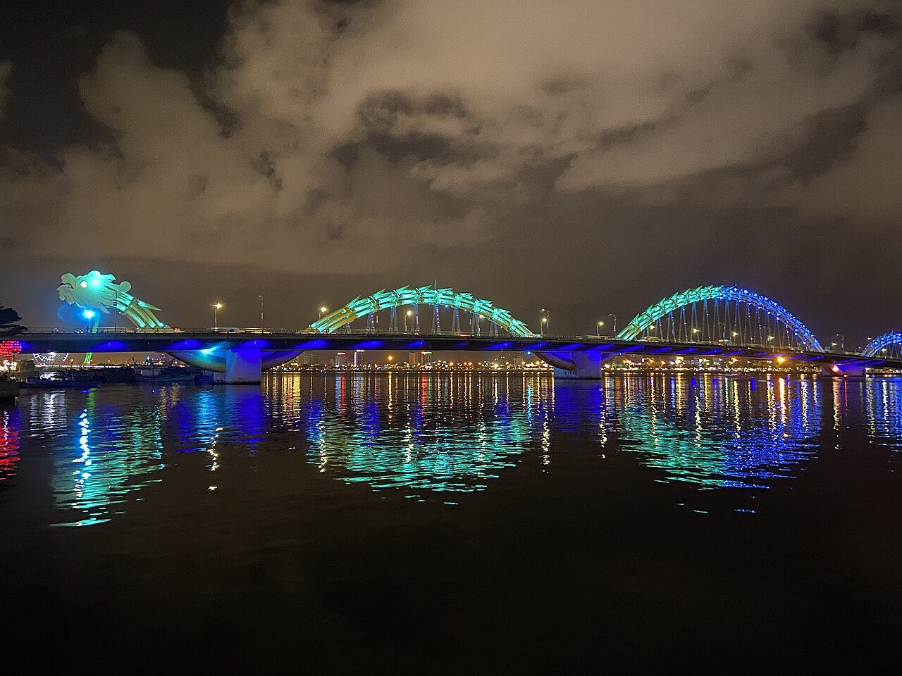 El Puente del Dragón iluminado, uno de los símbolos que ver en Da Nang
