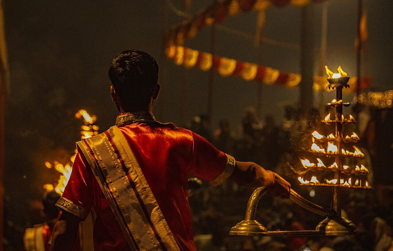 La ceremonia del Ganga Aarti al atardecer, uno de los rituales imprescindibles que ver en Varanasi