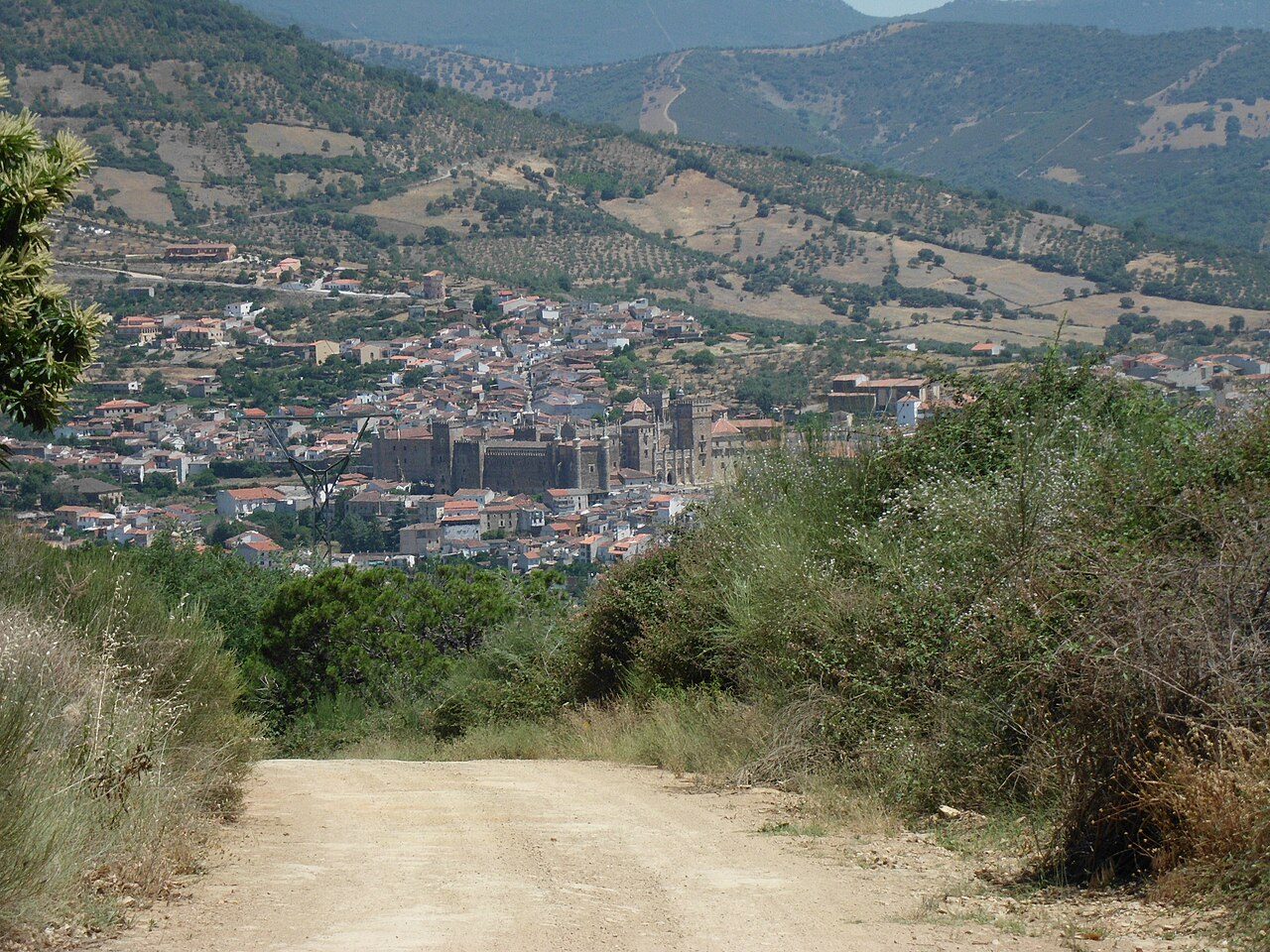 Vista del pueblo de Guadalupe, uno de los imprescindibles que ver en Cáceres