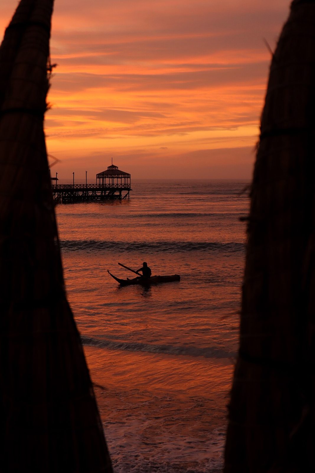 Los caballitos de totora de Huanchaco al atardecer, imprescindibles en cualquier viaje a Trujillo