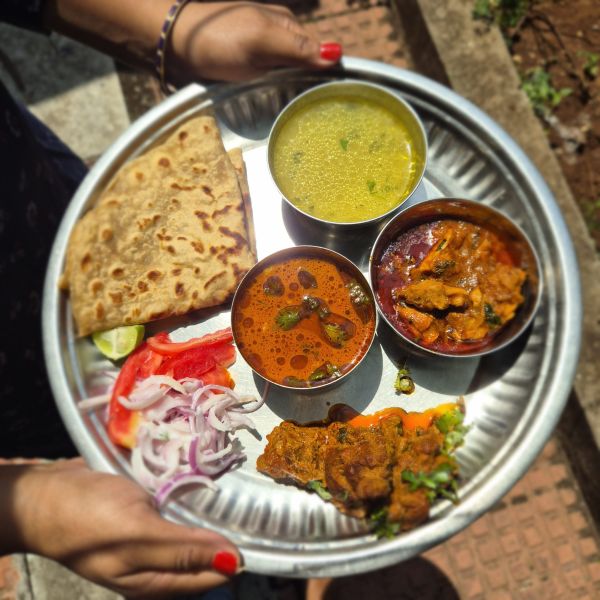 Un thali vegetariano, la comida típica que probar en Varanasi
