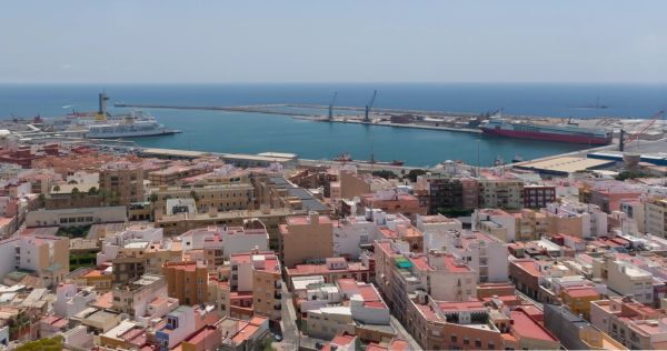 Vista general de qué ver en Almería, con la Alcazaba dominando la ciudad
