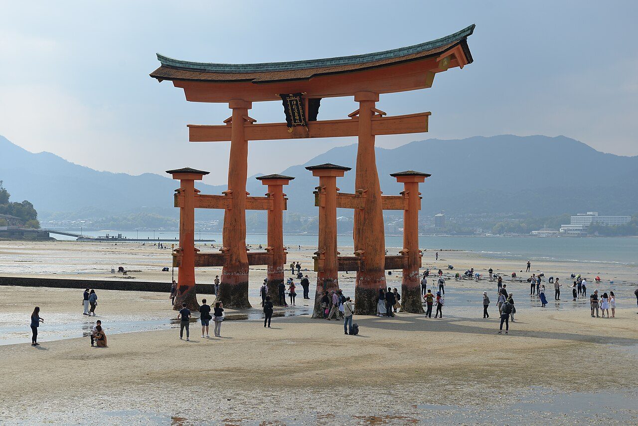El torii flotante de Miyajima con la marea alta, la imagen más icónica de la isla