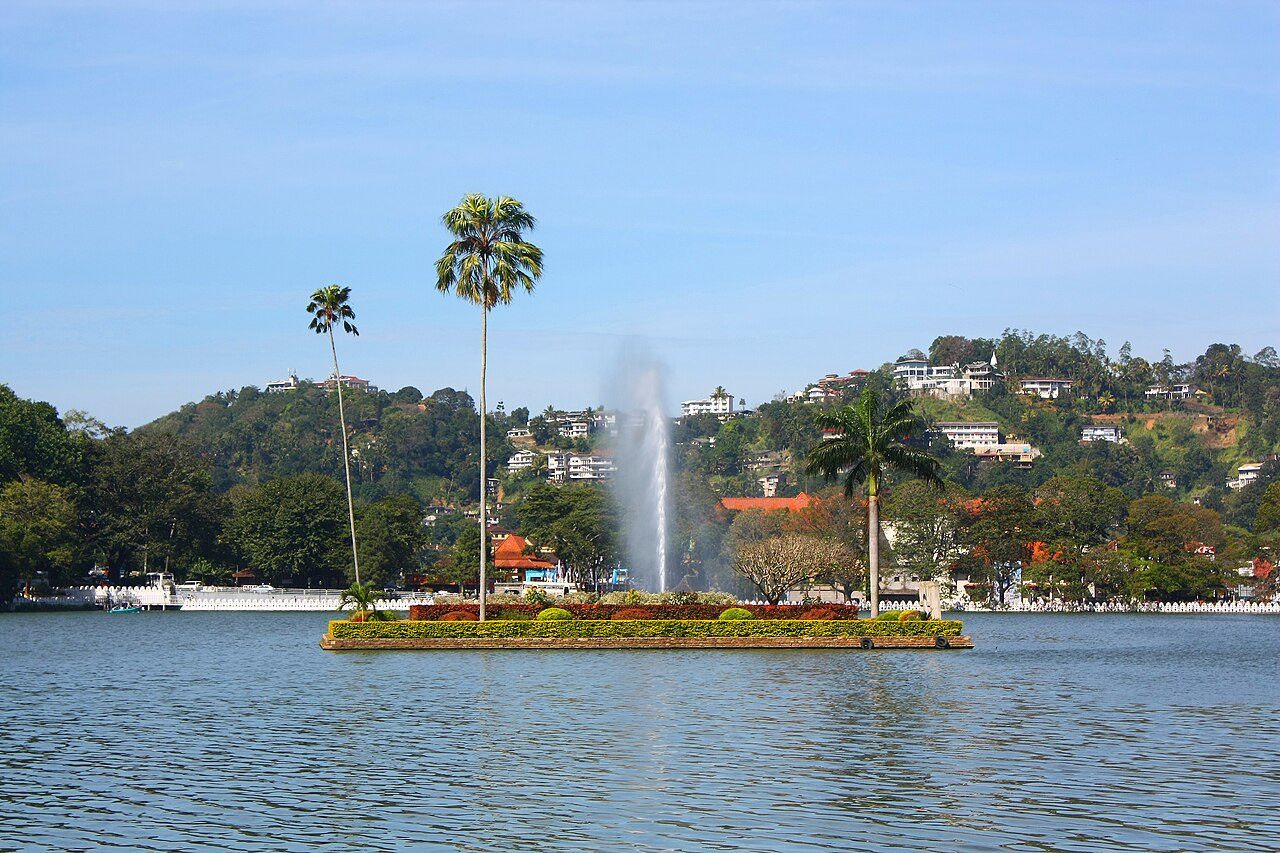 Vistas del lago de Kandy, uno de los rincones más fotografiados de la ciudad