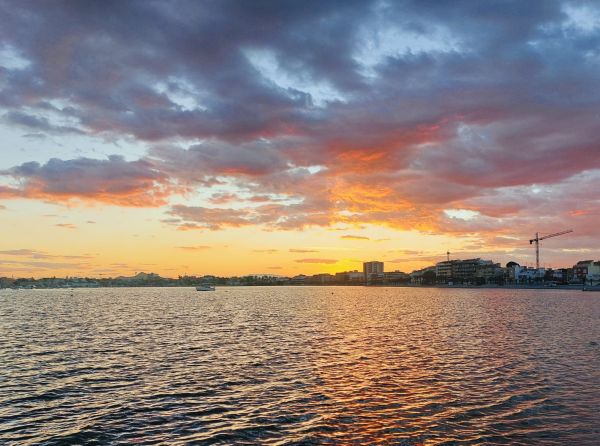 Las aguas tranquilas del Mar Menor, ideales para alojarse cerca y bañarse en familia