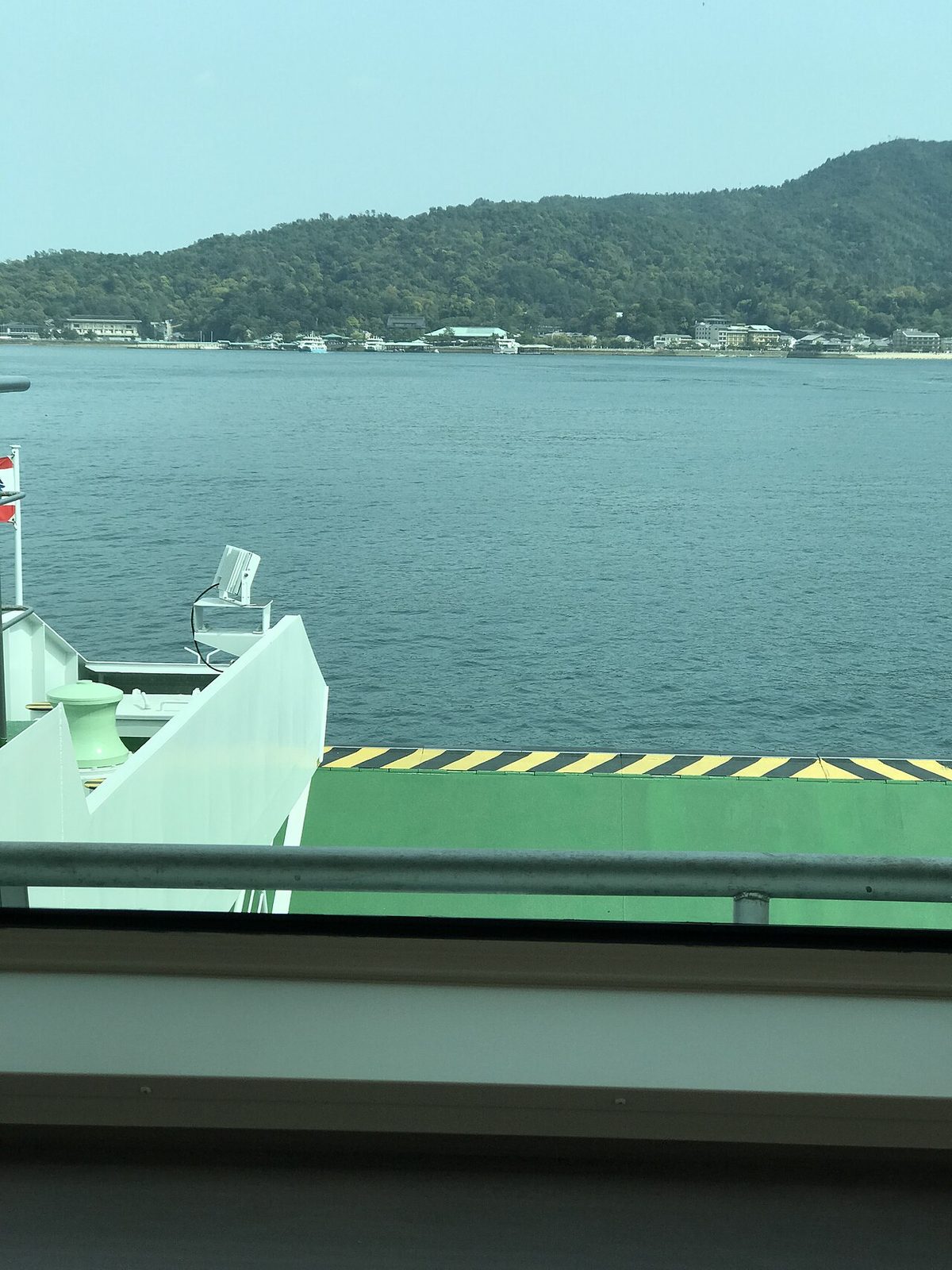 El ferry acercándose a Miyajima, con el torii flotante al fondo