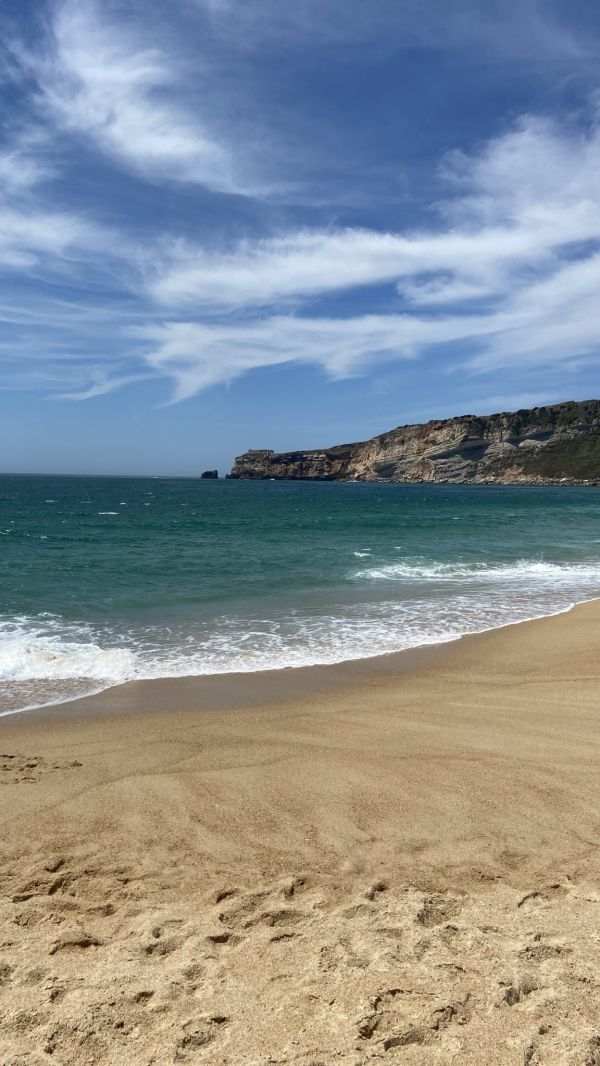 Vista de la playa de Nazaré desde los acantilados, uno de los imprescindibles que ver en Nazaré