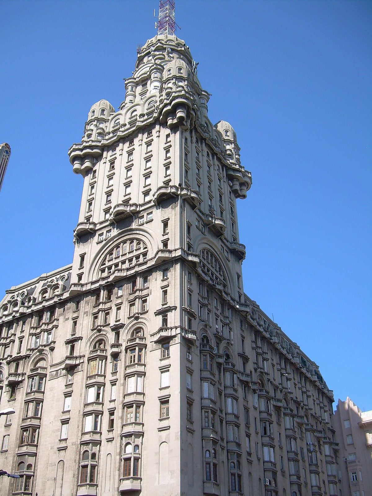 El Palacio Salvo, uno de los iconos que ver en Montevideo