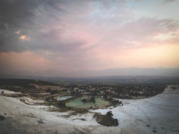Atardecer dorado sobre las terrazas, una de las mejores vistas que ver en Pamukkale
