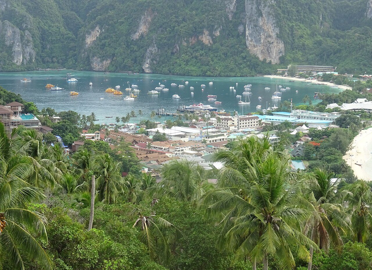 Llegada en ferry al puerto de Tonsai, la puerta de entrada a Ko Phi Phi Don