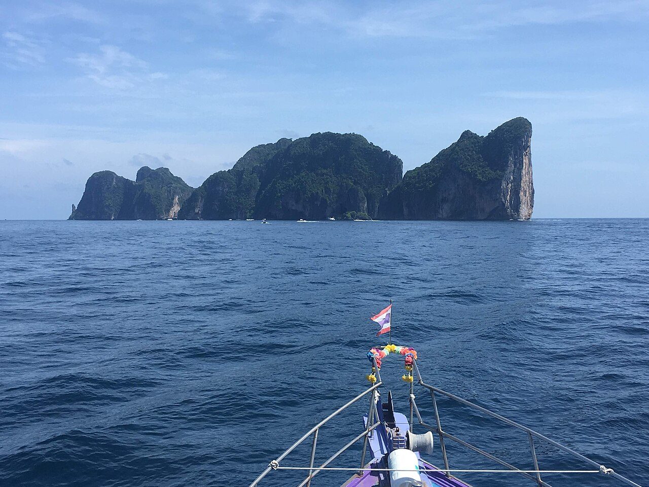Llegada en ferry al puerto de Tonsai, la puerta de entrada a Ko Phi Phi Don