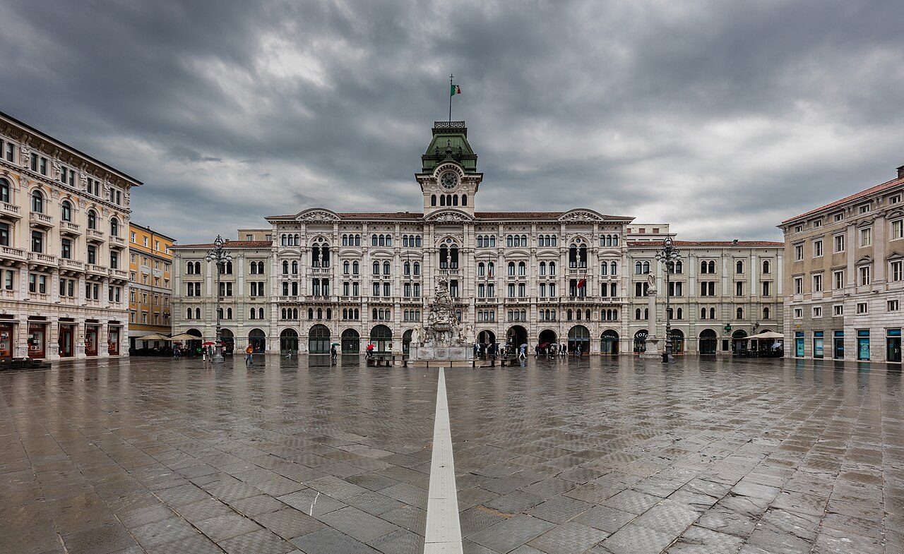 Piazza Unità d'Italia, la plaza imprescindible que ver en Trieste abierta al mar