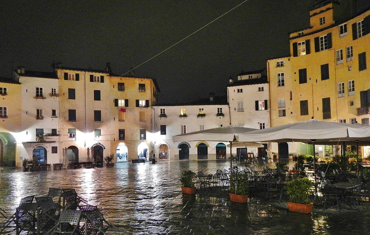 La Piazza dell'Anfiteatro, imprescindible que ver en Lucca