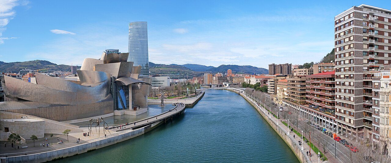 Panorámica de Bilbao con el Museo Guggenheim a orillas de la ría, imprescindible que ver en Bilbao