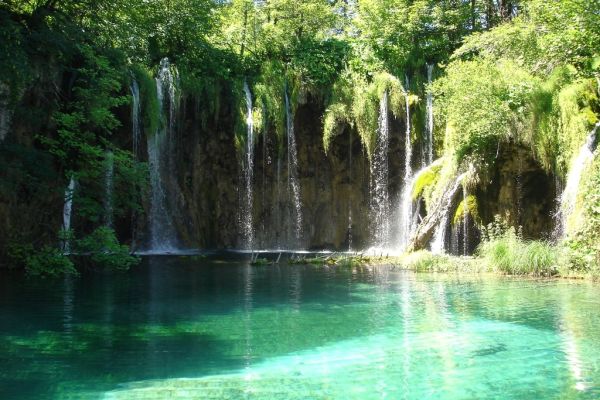 Los lagos turquesa y las cascadas son el gran atractivo de qué ver en los Lagos de Plitvice