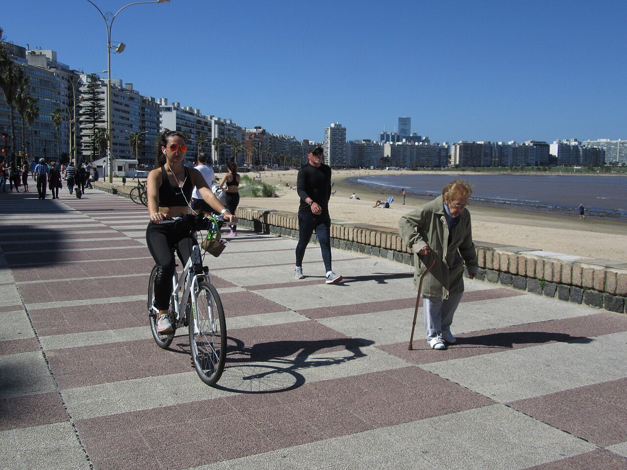 La rambla y la playa de Pocitos, un paseo imprescindible en Montevideo