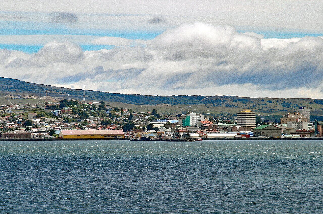 Vistas del estrecho de Magallanes desde Punta Arenas, puerta de la Patagonia chilena