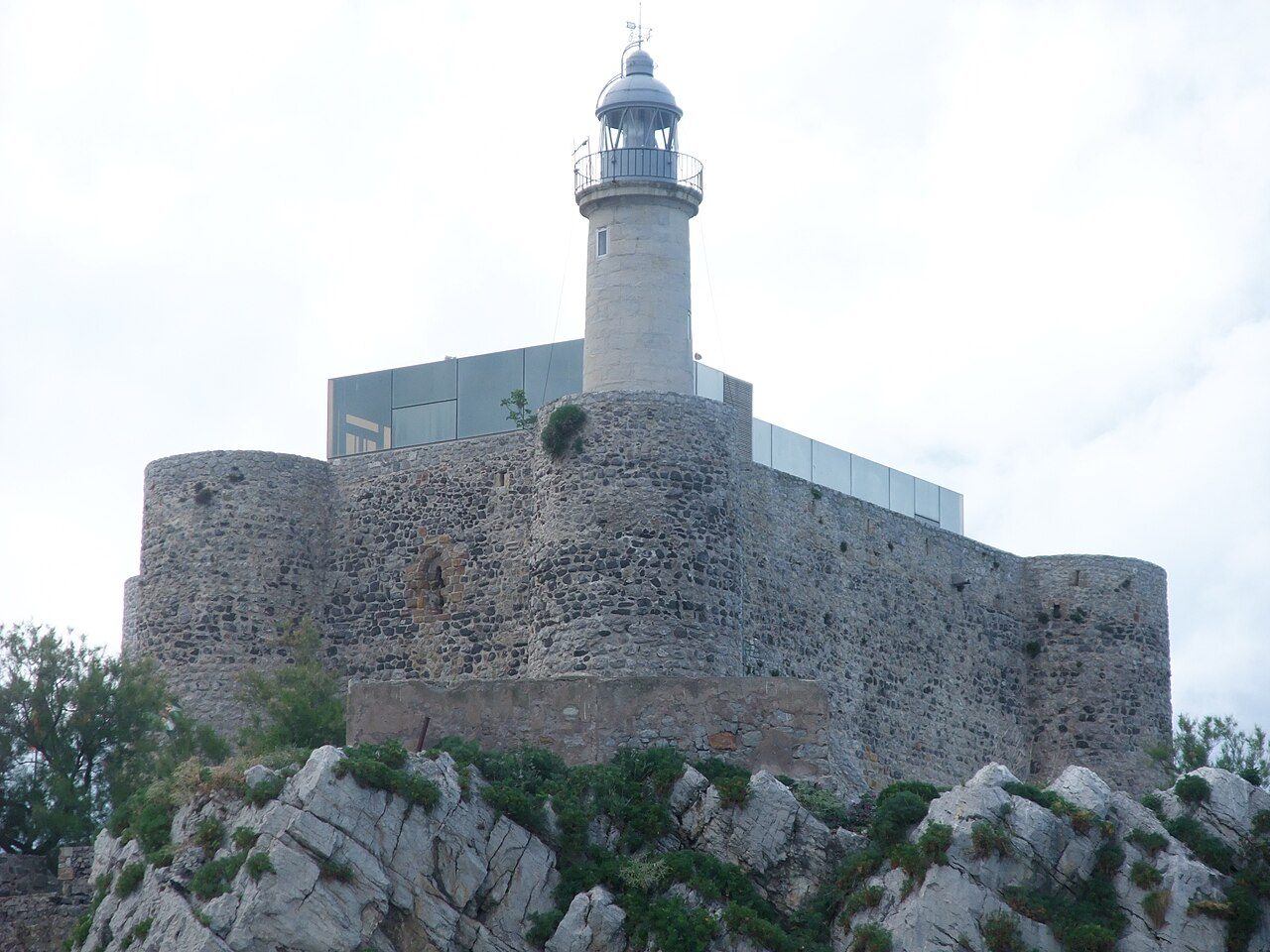 El castillo-faro de Santa Ana, símbolo de qué ver en Castro Urdiales