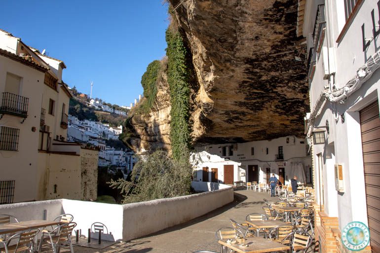 La calle Cuevas del Sol, parada obligada entre los imprescindibles que ver en Setenil de las Bodegas