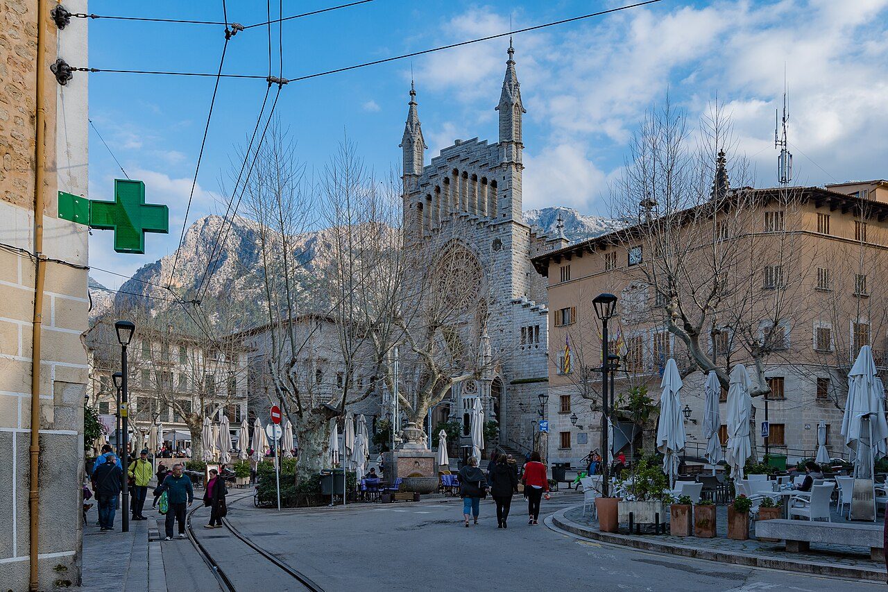 La Plaza de la Constitución y la iglesia de Sant Bartomeu, centro neurálgico de qué ver en Sóller