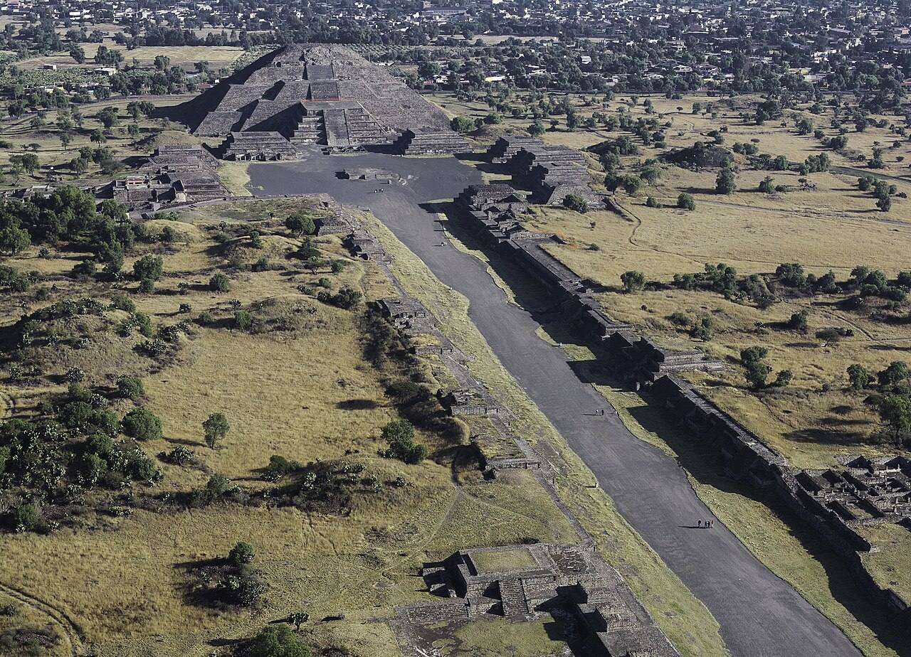 Vista aérea de las pirámides que ver en Teotihuacán junto a la Calzada de los Muertos
