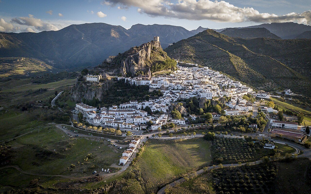 Zahara de la Sierra, una de las excursiones cercanas ideales para completar la visita a Setenil de las Bodegas