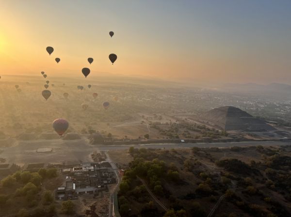 Paseo en globo al amanecer, una de las mejores experiencias que ver en Teotihuacán