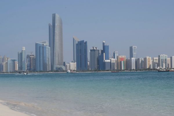 Cruceros y barcos en Abu Dhabi: vistas del skyline desde el mar.