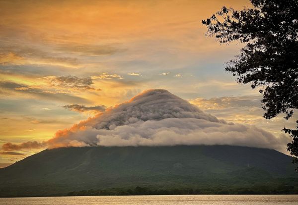 Naturaleza y aventura en Antigua Guatemala: acampada frente al volcán de Fuego desde el Acatenango.
