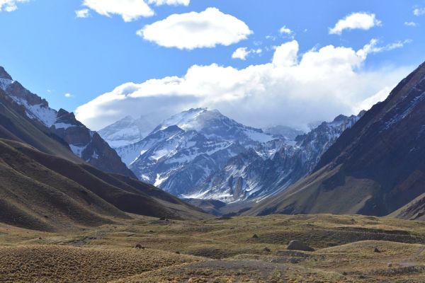 Excursiones de un día en Mendoza con vistas al Aconcagua y la cordillera de los Andes.