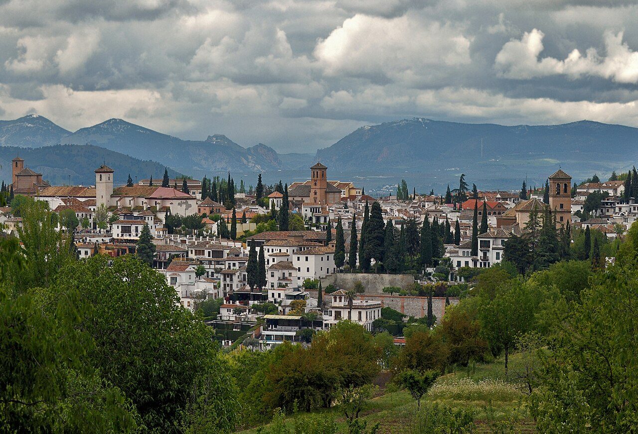Atardecer sobre el Albaicín, una de las visitas guiadas en Granada más recomendadas.