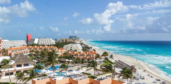 Vista aérea de la Zona Hotelera, uno de los grandes atractivos que ver en Cancún