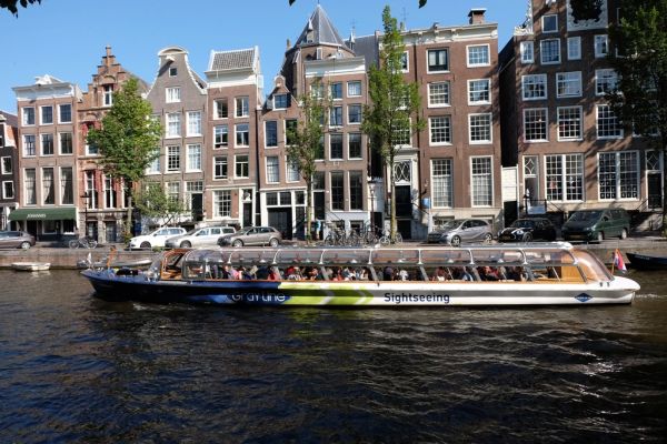 Cruceros y barcos en Ámsterdam recorriendo los canales del centro histórico