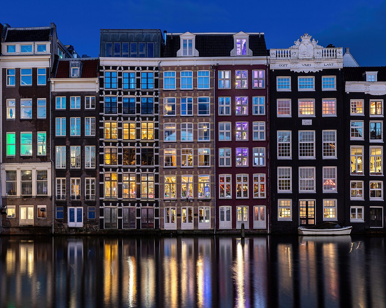 Tours y visitas guiadas en Ámsterdam recorriendo los canales y las casas históricas del centro.