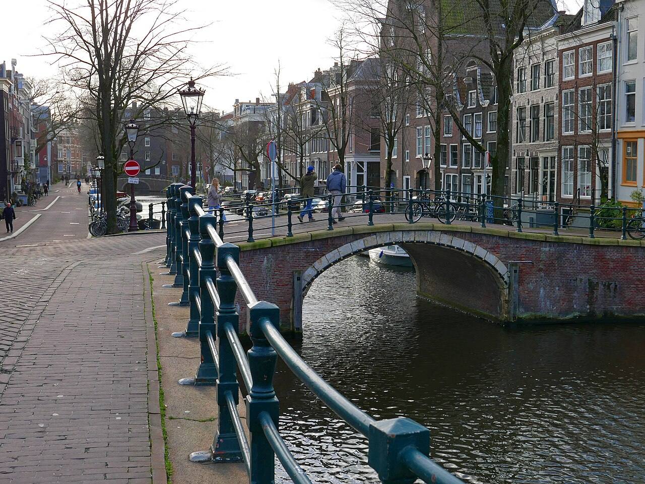Ruta por los canales durante un free tour en Amsterdam