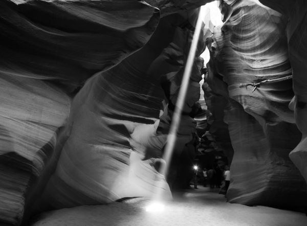Naturaleza y aventura en Page: los rayos de luz del Antelope Canyon en Arizona.