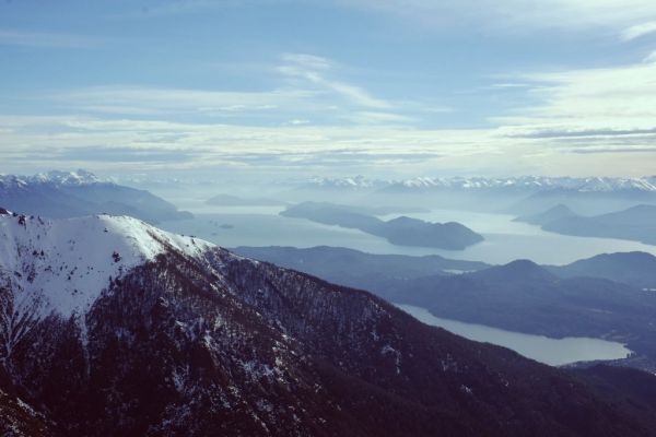 Senderismo entre bosques y lagos: la mejor naturaleza y aventura en Bariloche.