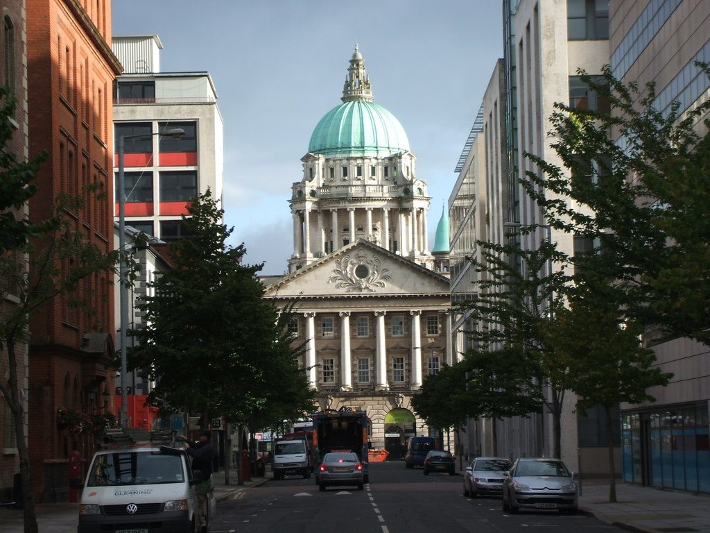 Los free tours en Belfast suelen arrancar junto al City Hall, en pleno centro.
