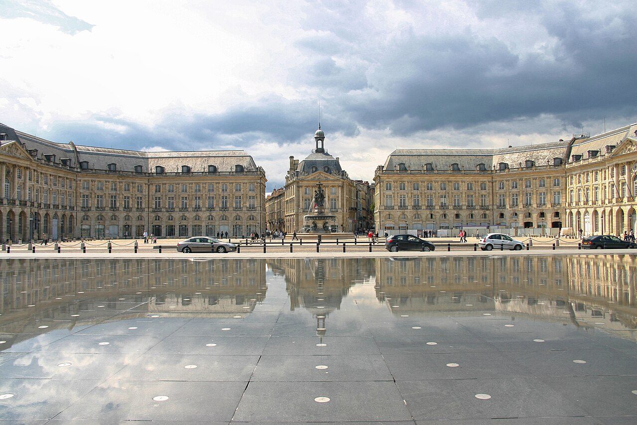Tours y visitas guiadas en Burdeos: la place de la Bourse reflejada en el Miroir d'Eau