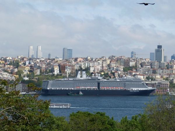 Cruceros y barcos en Estambul navegando el Bósforo al atardecer