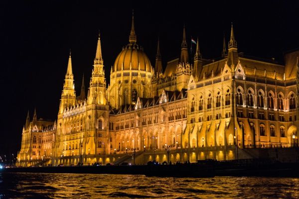 Vistas del Parlamento durante un free tour en Budapest al anochecer